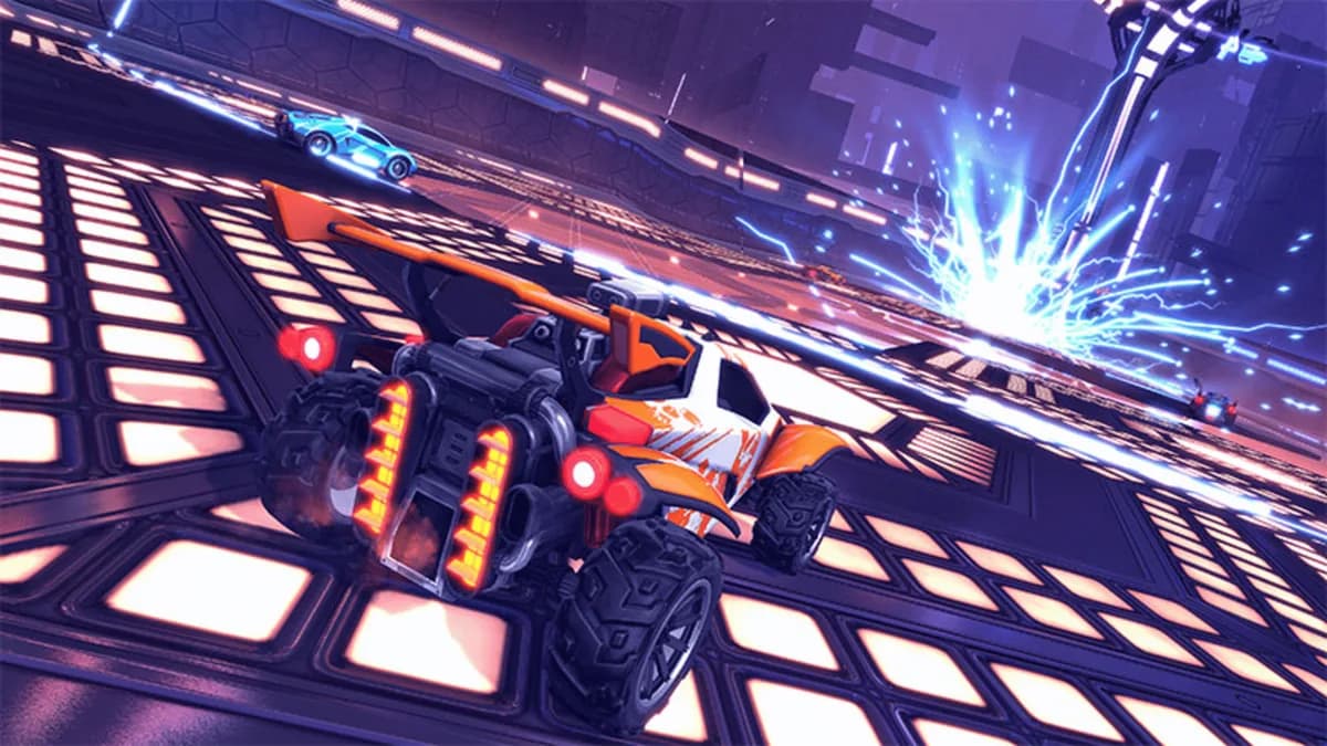 Coche de Rocket League realizando una jugada aérea en un escenario futurista