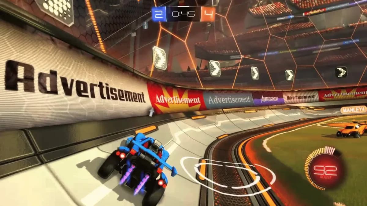 Coche de Rocket League conduciendo por la pared de un estadio