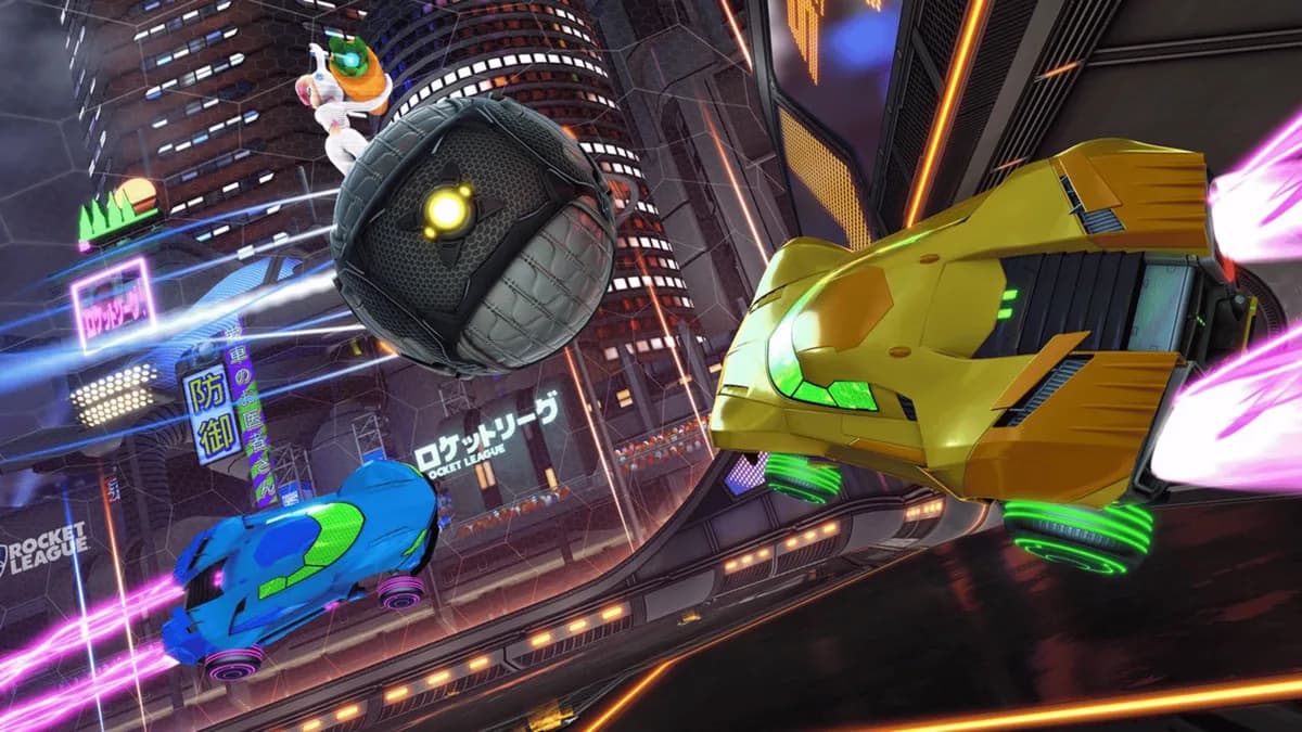Partido de Rocket League en el estadio Neo Tokio, con el balón en el aire